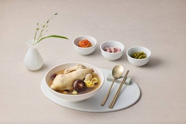 서울드래곤시티가 선보인 HMR '흑화고 토종 삼계탕'. 서울드래곤시티
