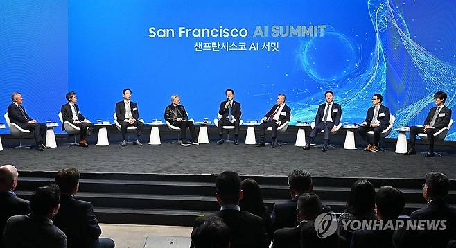 이재명 대통령, 샌프란시스코 AI 서밋 발언 (샌프란시스코=연합뉴스) 한상균 기자 = 이재명 대통령이 24일(현지시간) 미국 샌프란시스코 더 미드웨이에서 열린 '샌프란시스코 AI 서밋'에서 발언하고 있다.
왼쪽부터 정의선 현대차그룹 회장, 샘 올트먼 오픈AI 최고경영자, 이재용 삼성전자 회장, 젠슨 황 엔비디아 최고경영자, 이재명 대통령, 혹 탄 브로드컴 최고경영자, 최태원 SK 회장, 다리오 아모데이 앤트로픽 최고경영자, 이해진 네이버 이사회 의장. 2026.7.25 xyz@yna.co.kr