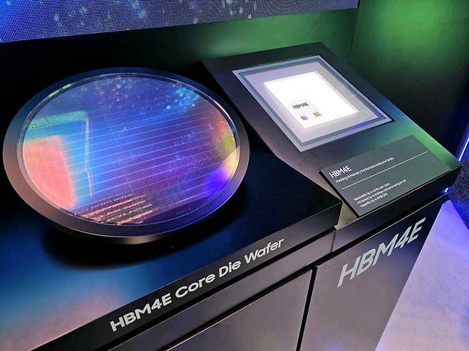 삼성전자가 'GTC 2026'에 전시한 차세대 고대역폭메모리 HBM4E 제품. 사진=삼성전자