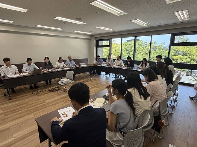 박찬우 경북도 문화관광체육국장을 비롯한 방문단이 지난 23일 일본 나라현청을 방문해 두 지역의 문화·관광 교류 활성화 방안을 논의하고 있다. /경북도 제공