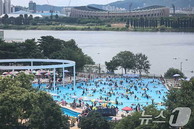 전국 대부분 지역에 폭염이 찾아온 26일 서울 광진구 뚝섬 한강공원 수영장을 찾은 시민들이 물놀이를 하며 더위를 식히고 있다. 2026.7.26 ⓒ 뉴스1 김도우 기자
