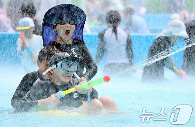 본격적인 휴가철이 시작된 지난 25일 강원 평창군 땀띠공원에서 열린 2026 평창더위사냥축제를 피서객들이 물놀이를 하며 더위를 식히고 있다. (평창군 제공. 재판매 및 DB 금지) 2026.7.26 ⓒ 뉴스1 신웅수 기자