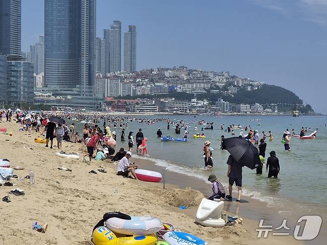 7월 마지막 휴일인 26일 오후 부산 해운대해수욕장에서 외국인 관광객 등 많은 피서객들이 물놀이를 하며 더위를 식히고 있다. 2026.7.26/뉴스1 ⓒ News1 임순택 기자