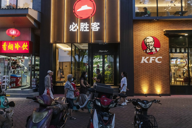 중국에서 얌 차이나가 운영하는 KFC와 피자헛 매장. SCMP 홈페이지.