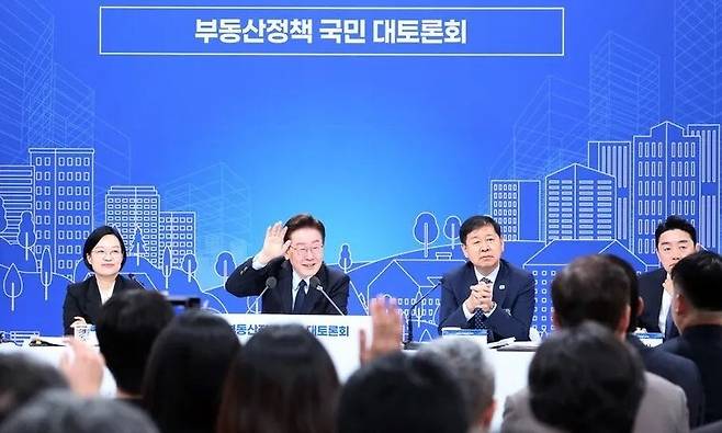 이재명 대통령이 23일 서울 여의도 한국방송 별관에서 열린 부동산정책 국민 대토론회에서 참석자들에게 의견을 묻고 있다. 연합뉴스