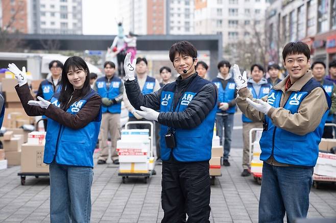 JTBC 드라마 ‘아파트’는 아파트 속 숨겨진 돈을 접수하기 위해 입주자대표회의 회장 선거에 출마한 오아시스파 전직 보스 박해강(지성)이 주민들과 함께 비리를 타파해가는 이야기다. 이 과정에서 아파트의 숨은 실세 이충원(박병은)과 대립한다. 사진 제공 JTBC ‘아파트’