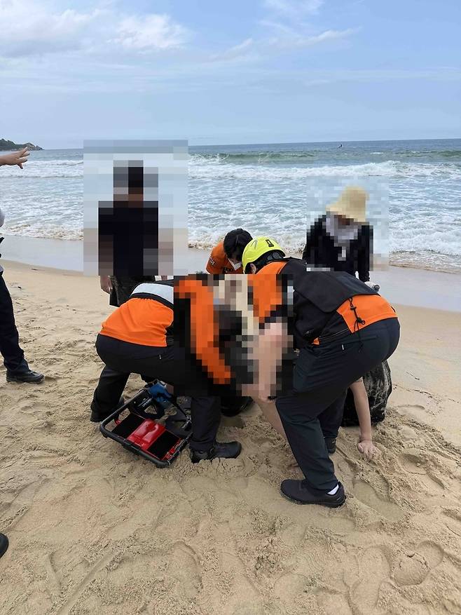 ▲ 26일 오후 2시 10분쯤 고성군 현내면 초도리 화진포 해수욕장에서 A(17)군과 B(14)군 형제가 물에 빠져 형제의 아버지와 군인 2명이 구조를 시도, 형제와 아버지는 구조됐으나 군인 2명이 심정지 상태로 병원으로 이송됐다. 사진은 소방당국 구조 모습. 강원소방본부 제공