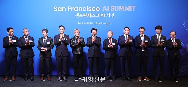 이재명 대통령이 24일(현지시간) 미국 샌프란시스코 더 미드웨이에서 열린 ‘샌프란시스코 AI 서밋’에서 글로벌 AI 리더들과 기념촬영을 하고 있다. 왼쪽부터 배경훈 부총리 겸 과기정통부 장관, 정의선 현대차그룹 회장, 샘 올트먼 오픈AI 최고경영자, 이재용 삼성전자 회장, 젠슨 황 엔비디아 최고경영자, 이재명 대통령, 혹 탄 브로드컴 최고경영자, 최태원 SK 회장, 다리오 아모데이 앤트로픽 최고경영자, 이해진 네이버 의장, 김용범 정책실장.샌프란시스코/이준헌 기자