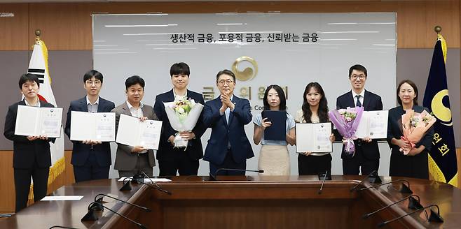 권대영 금융위원회 부위원장이 24일 오전 서울 종로구 정부서울청사에서 국민체감도 조사 및 민간 전문가 평가 등을 거쳐 8개 우수사례의 담당공무원 8명을 선정해 2026년 상반기 적극행정 우수공무원에게 적극행정 유공 표창장을 수여했다. /사진제공=금융위원회