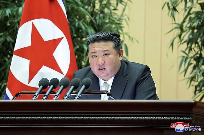 북한 제4차 조선인민군 대대장, 대대정치지도원 대회에서 김정은 북한 국무위원장은 이틀차 행사에서 ‘조성된 정세와 공화국무력 대대장·대대정치지도원들의 임무에 대하여’를 주제로 연설하고 있다. 연합뉴스