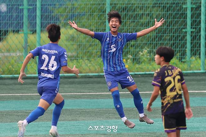 서울 숭실고 김해(가운데)가 25일 충북 제천축구센터 제1구장에서 열린 충북 제천봉양FC U18과 2026 대통령금배 17세 이하(U-17) 유스컵 8강전에서 선제골을 넣은 뒤 기뻐하고 있다. 제천 | 정효진 기자