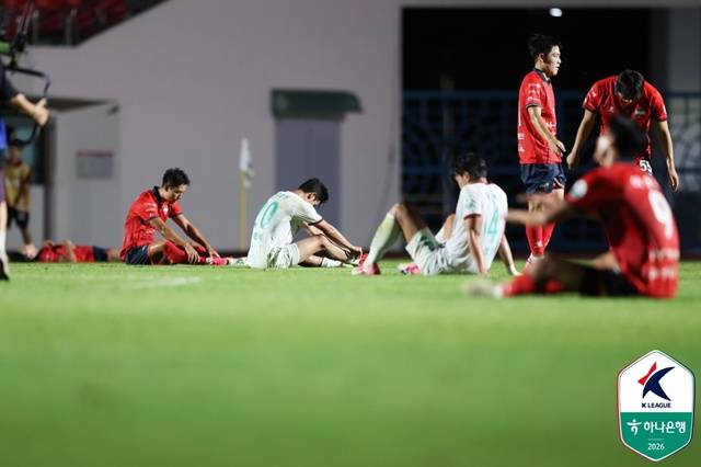 패배에 아쉬워하는 대전하나시티즌 선수들. /사진=한국프로축구연맹 제공