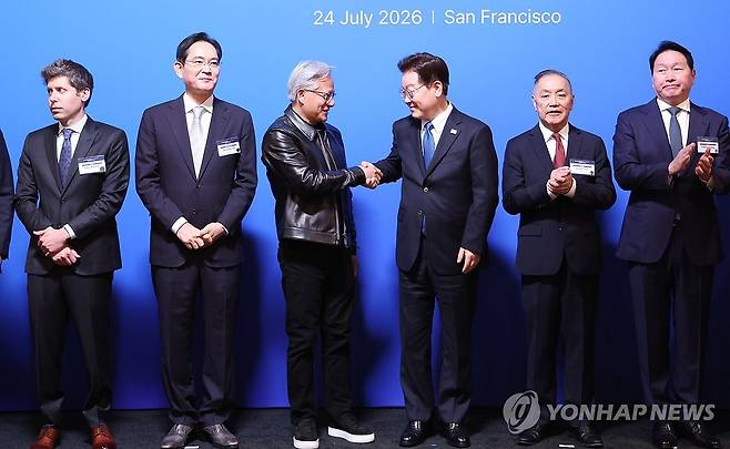 악수하는 이재명 대통령과 젠슨 황 CEO (샌프란시스코=연합뉴스) 한상균 기자 = 이재명 대통령과 젠슨 황 엔비디아 최고경영자가 24일(현지시간) 미국 샌프란시스코 더 미드웨이에서 샌프란시스코 AI 서밋에서 기념 촬영 후 악수하고 있다.
왼쪽부터 샘 올트먼 오픈AI 최고경영자, 이재용 삼성전자 회장, 젠슨 황 엔비디아 최고경영자, 이재명 대통령, 혹 탄 브로드컴 최고경영자, 최태원 SK 회장. 2026.7.25 xyz@yna.co.kr