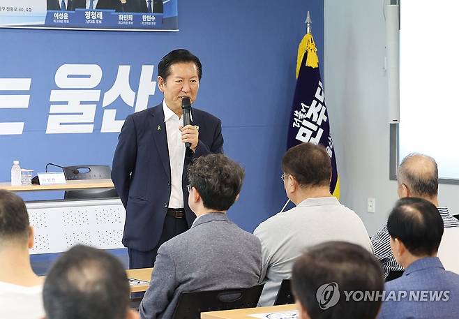 정청래, 울산서 당원 간담회 개최 (울산=연합뉴스) 김용태 기자 = 더불어민주당 정청래 당 대표 후보가 26일 울산시 남구 민주당 울산시당에서 열린 당원 간담회에 참석해 발언하고 있다. 2026.7.26 yongtae@yna.co.kr