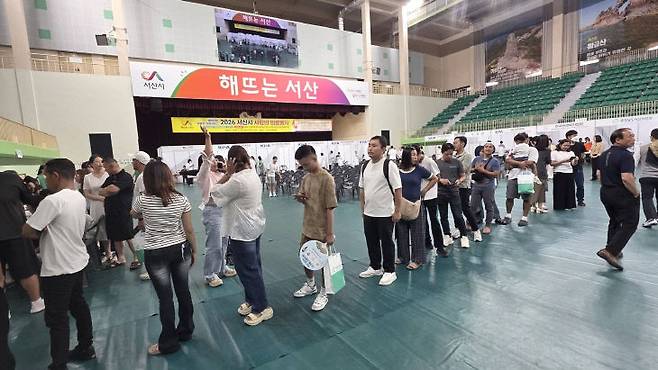서산시에 거주하는 외국인 주민과 외국인 근로자들의 건강 증진을 위한 대규모 무료 의료봉사가 26일 서산시민체육관에서 개최됐다.(사진=임붕순 기자)