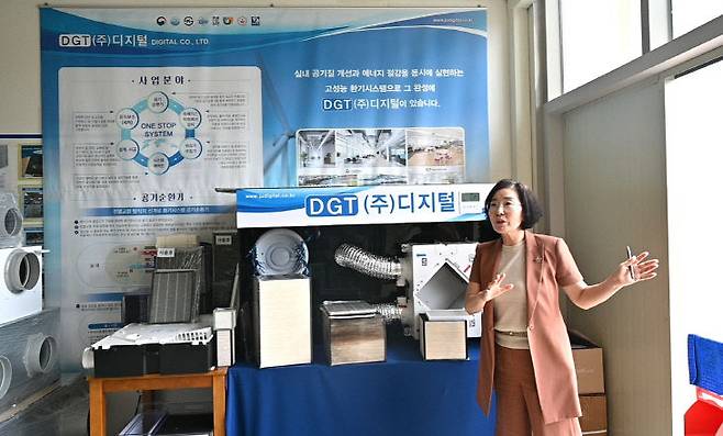 이은영 대표가 공기순환기를 시연하며 제품 설명을 이어가고 있다.(사진=정철희 기자)