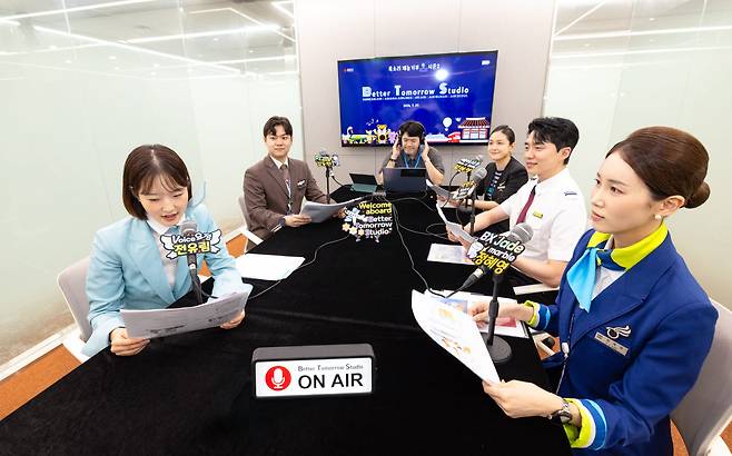 지난 24일 대한항공을 비롯한 한진그룹 소속 5개 항공사 임직원들이 서울 강서구 대한항공 본사에서 목소리 재능기부 캠페인 ‘베터 투모로 스튜디오’를 진행하고있다. (사진=대한항공)