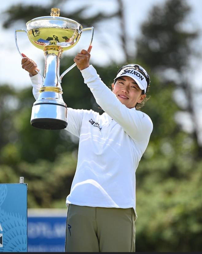 신지은이 26일(현지시간) LPGA투어 스코티시 여자 오픈에서 우승한 뒤 트로피를 들어보이고 있다. (레이디스 유러피언 투어 홈페이지 캡처)