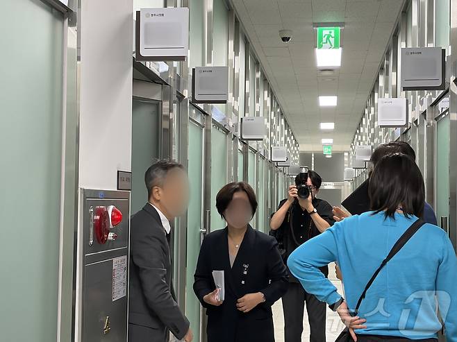 15일 오전 경찰이 충북 청주시의회에서 아동 성매매 혐의를 받는 청주시의원의 사무실을 압수수색하고 있다. 2026.7.15 ⓒ 뉴스1 장예린 기자