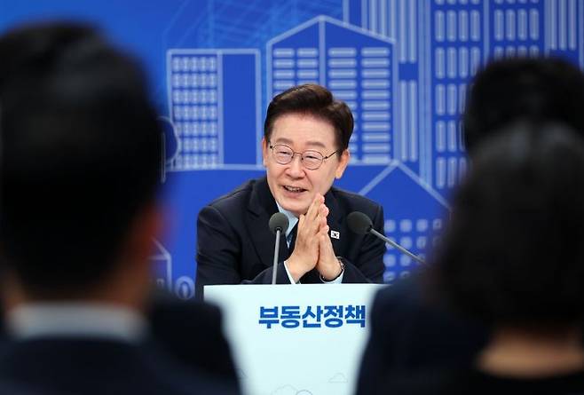 이재명 대통령이 지난 23일 서울 여의도 KBS 별관에서 열린 부동산정책 국민 대토론회에서 발언하고 있다. 연합뉴스