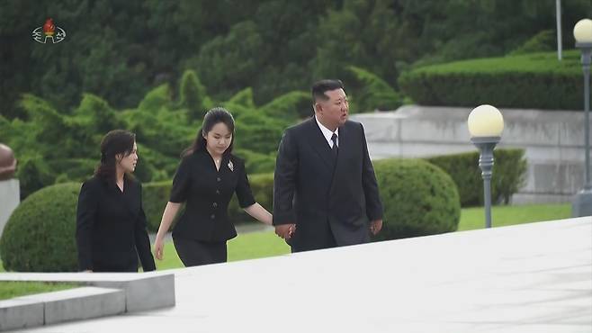 김정은 북한국무위원장이 지난 26일 ‘전승절’로 기념하는 6·25 전쟁 정전협정 체결 73주년을 앞두고 평양 대성산혁명열사릉을 찾았다고 조선중앙통신이 27일 보도했다. 이 자리에는 아내 리설주와 딸 김주애가 동행했다. /조선중앙TV 캡처·뉴시스