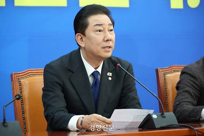 ‘각종 특혜·비위 의혹’을 받는 김병기 전 더불어민주당 원내대표(현 무소속)가 지난해 12월 국회에서 원내대표직 사퇴를 선언하고 있다. 한수빈 기자