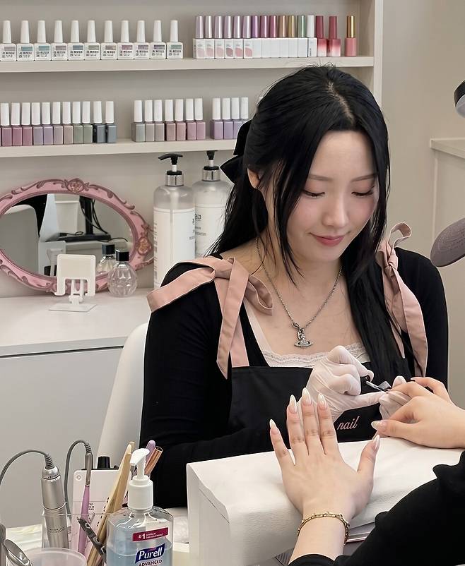 영남이공대 K-뷰티과 졸업생 이유현씨가 서울에서 운영 중인 네일 전문숍에서 시술을 하고 있다. 영남이공대 제공
