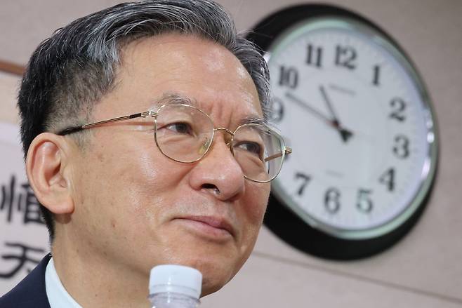 정성호 법무부 장관이 27일 국회에서 열린 법제사법위원회 전체회의에서 의원 질의를 듣고 있다. 연합뉴스