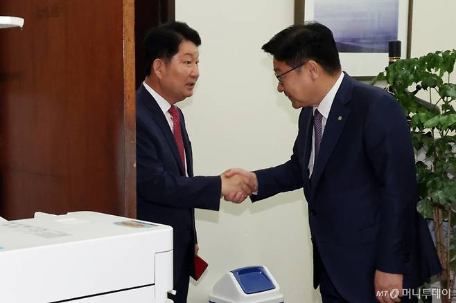 (서울=뉴스1) 황기선 기자 = '멱살 소동'을 일으킨 권영진 국민의힘 의원이 27일 오전 서울 여의도 국회 국민의힘 원내대표실에서 정점식 원내대표와 면담 후 악수를 나누고 있다. 2026.7.27/뉴스1 Copyright (C) 뉴스1. All rights reserved. 무단 전재 및 재배포, AI학습 이용 금지. /사진=(서울=뉴스1) 황기선 기자