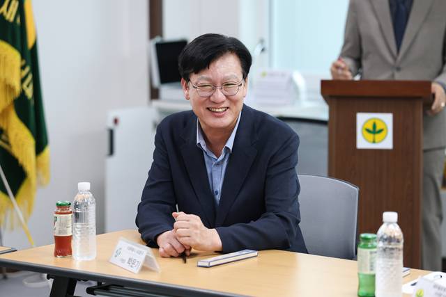 박운기 서대문구청장이 새마을운동 서대문구지회 이사회에서 이사들과 자유롭게 의견을 나누고 있다. 서대문구청 제공
