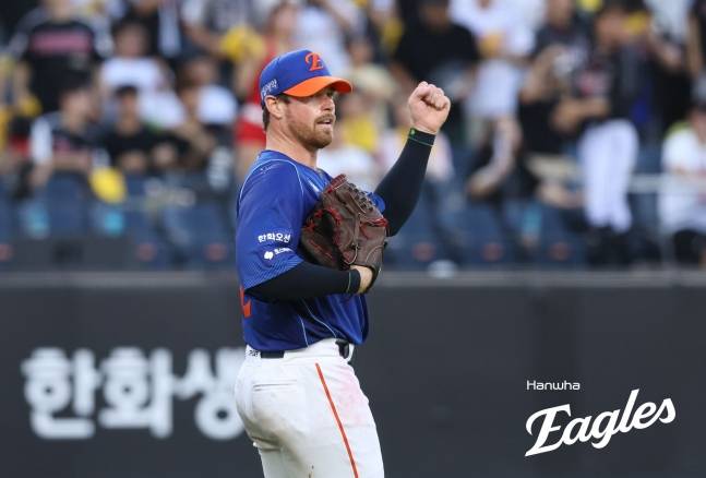 한화 이글스 브루스 짐머맨이 26일 LG 트윈스전에 선발 등판해 야수진의 수비에 주먹을 불끈 쥐고 기뻐하고 있다. /사진=한화 이글스 제공