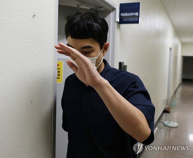 경찰, '아동 성매매' 최영중 전 청주시의원 15시간 밤샘 조사 (청주=연합뉴스) 이성민 기자 = 아동 성매매 혐의를 받는 최영중 전 청주시의원이 청주 청원경찰서에서 피의자 신분으로 소환돼 조사를 받은 뒤 27일 새벽 청사를 빠져나가고 있다. 2026.7.27 chase_arete@yna.co.kr