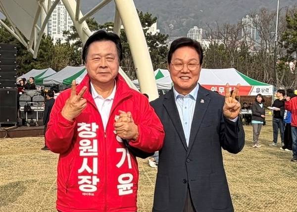 6월 지방선거를 앞두고 한 행사장에서 만난 강기윤 국민의힘 창원시장 후보와 박완수 당시 경남도지사가 함께 손을 맞잡고 환하게 웃고 있다. /강기윤 누리소통망