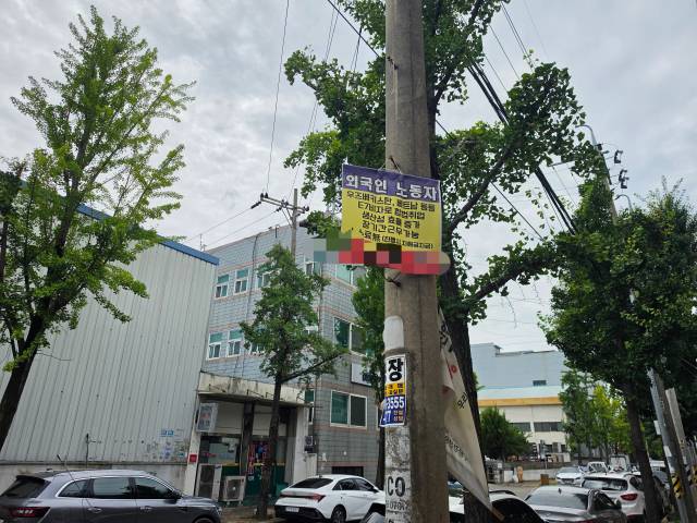 28일 오후 대구 성서산업단지에 외국인 근로자 채용을 알선한다는 내용의 현수막이 걸려 있다. 정우태 기자