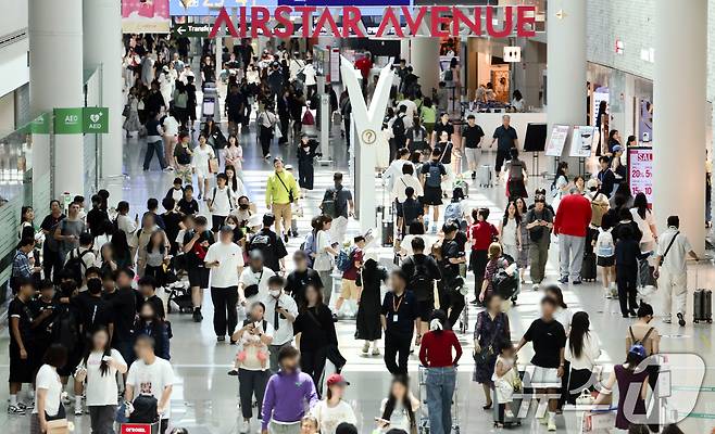 본격적인 여름 휴가철을 맞은 26일 인천 인천국제공항 1터미널이 여행객으로 북적이고 있다. 2026.7.26 ⓒ 뉴스1 최지환 기자