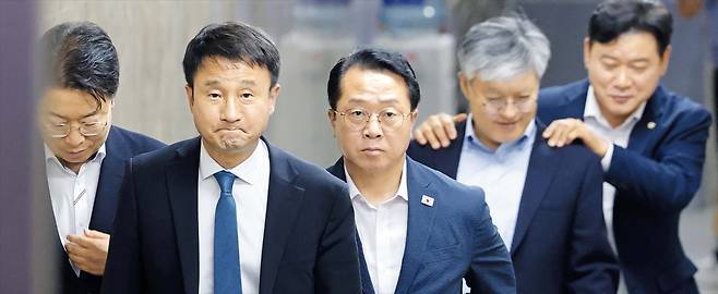 한병도 “검찰 개혁 마침표 찍겠다” 한병도(왼쪽 두 번째) 더불어민주당 대표 직무대행 겸 원내대표가 24일 국회에서 열린 당 의원총회에서 검찰 보완수사권 완전 폐지를 당론으로 채택한 뒤 걸어나오고 있다. 한 대표 직무대행은 “더는 좌고우면할 시간이 없다”며 “결단을 내리고 신속히 입법을 마무리해 검찰 개혁의 대장정에 마침표를 찍겠다”고 했다. /남강호 기자