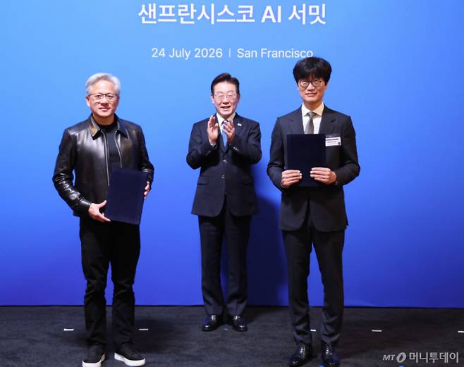 (샌프란시스코(미국)=뉴스1) 허경 기자 = 이해진 네이버 이사회 의장과 젠슨 황 엔비디아 최고경영자가 24일(현지시간) 이재명 대통령이 임석한 가운데 미국 샌프란시스코 더 미드웨이에서 열린 AI 서밋에 앞서 글로벌 AI 팩토리 구축을 위해 지분 투자 유치에 관한 전략적 투자협약을 체결한 뒤 기념촬영을 하고 있다. 2026.7.25/뉴스1 Copyright (C) 뉴스1. All rights reserved. 무단 전재 및 재배포, AI학습 이용 금지. /사진=(샌프란시스코(미국)=뉴스1) 허경 기자