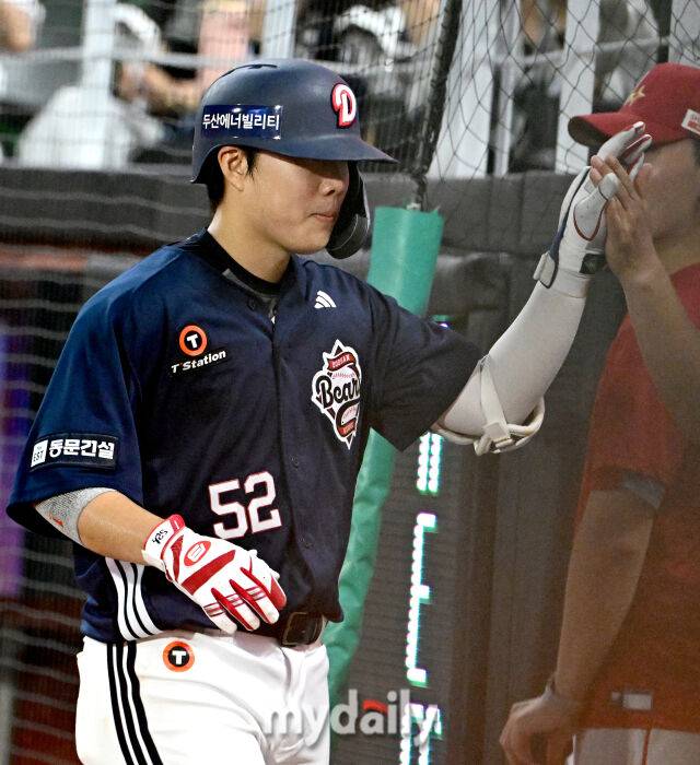 2026년 7월 28일 오후 인천 SSG랜더스파크에서 열린 '2026 신한 SOL KBO리그' 두산 베어스와 SSG 랜더스의 경기. 두산 박준순이 연장 10회초 선두타자 홈런을 친 뒤 기뻐하고 있다./유잔형 기자