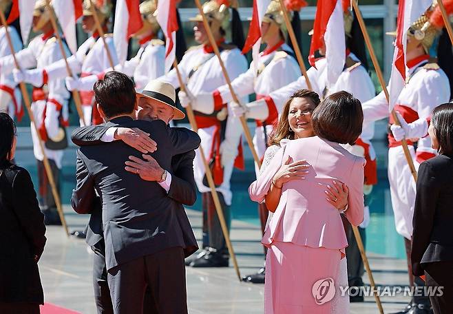 인사 나누는 한-브라질 정상 부부 (브라질리아=연합뉴스) 한상균 기자 = 브라질을 국빈 방문한 이재명 대통령 부부가 27일(현지시간) 브라질리아 대통령관저 앞 광장에서 영접나온 루이스 이나시우 룰라 다시우바 대통령 부부와 인사하고 있다. 2026.7.27 xyz@yna.co.kr