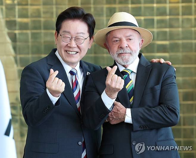 손가락 하트 만들어보이는 한-브라질 정상 (브라질리아=연합뉴스) 한상균 기자 = 이재명 대통령과 루이스 이나시우 룰라 다시우바 브라질 대통령이 27일(현지시간) 브라질리아 대통령관저에서 공동언론발표를 마친 뒤 취재진을 향해 손가락 하트를 만들어보이고 있다. 2026.7.28 xyz@yna.co.kr