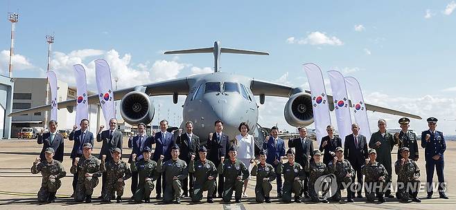 이재명 대통령, C-390 조종사 및 정비사들과 함께 (브라질리아=연합뉴스) 한상균 기자 = 브라질을 국빈 방문한 이재명 대통령이 26일(현지시간) 브라질리아 공군기지에서 브라질 엠브라에르로부터 구매한 우리 공군의 C-390 수송기를 시찰한 뒤 현지에서 교육받고 있는 공군 조종사 및 정비사 등과 기념촬영을 하고 있다. 2026.7.27 xyz@yna.co.kr