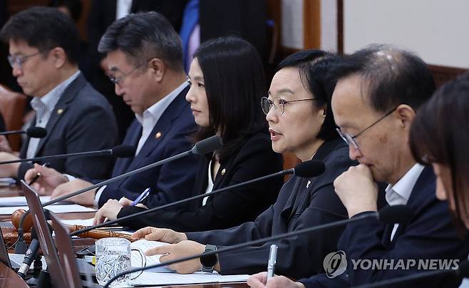 국무회의 주재하는 한성숙 국무총리 (서울=연합뉴스) 안정원 기자 = 한성숙 국무총리가 28일 서울 종로구 정부서울청사에서 열린 국무회의에서 발언하고 있다. 2026.7.28 jeong@yna.co.kr