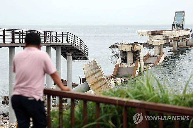 교각과 상판 무너진 보릿돌교 (포항=연합뉴스) 김현태 기자 = 28일 오후 경북 포항시 남구 구룡포읍 장길리 해상인도교 보릿돌교의 교각과 상판 일부가 붕괴해 있다. 사고 발생 후 지금까지 인명피해는 없는 것으로 알려졌다. 2026.7.28 mtkht@yna.co.kr