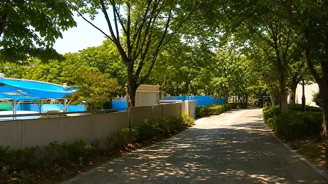 양산 계곡과 폭포 원경이 하늘과 함께 보이는 대표 전경