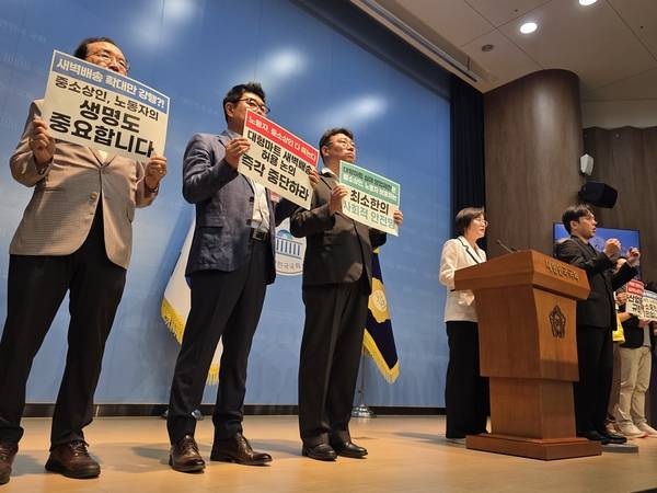 29일 오전 10시 국회 소통관에서 '대형마트 새벽 배송 허용 정책 강행하는 산업통상부 규탄 기자회견'이 열리고 있다. /최석환 기자