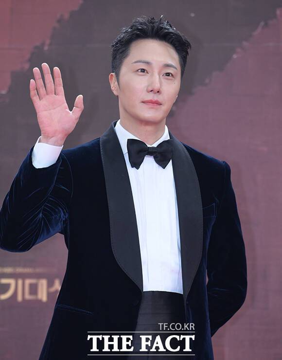 배우 정일우가 갤럭시코퍼레이션과 전속계약을 체결했다. 사진은 지난해 12월 31일 오후 서울 영등포구 여의도 KBS 신관에서 열린 'KBS 연기대상' 포토월에 참석해 포즈를 취하고 있는 모습. /박헌우 기자