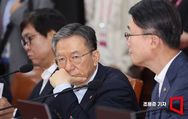 정성호 법무장관이 28일 서울 종로구 정부서울청사에서 열린 국무회의에 참석해 복지부 장관 발언을 듣고 있다. 2026.7.28 조용준 기자