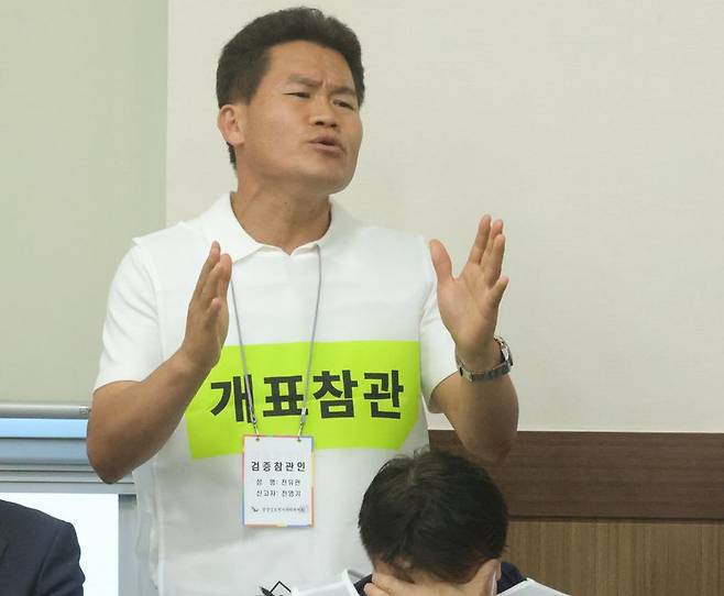 지난 27일 오후 경상남도선거관리위원회에서 열린 6·3 지방선거에서 44표 차로 당락이 갈린 경남 통영시장 선거에 대한 재검표 현장에서 개표참관인 자격으로 현장을 찾은 전한길씨가 이의를 제기하고 있다. /사진=연합뉴스