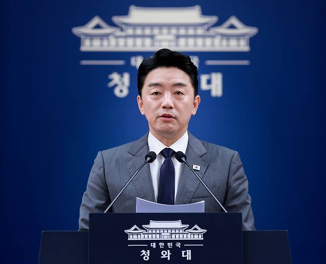 강훈식 대통령비서실장이 지난 6일 청와대 춘추관에서 이날 오전 열린 메가프로젝트 민관합동 점검회의 결과 브리핑을 하고 있다. 연합뉴스