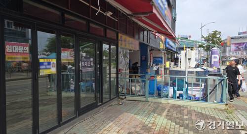 28일 인천 남동구 소래포구 종합어시장 인근 상가 곳곳 빈 점포에 '임대 문의' 안내문이 붙어 있다. 조병석 기자